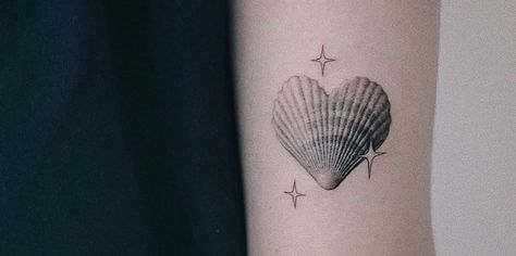 Hearts have been a tattoo staple—and a way to show someone you love them—for centuries. These heart tattoo designs are modern takes on the classic symbol. Dainty Flower Tattoos, Seashell Tattoo, Seashell Tattoos, Shell Tattoos, Traditional Style Tattoo, Cute Tats, Heart Tattoo Designs, Tattoo Designs For Girls, Heart Tattoo