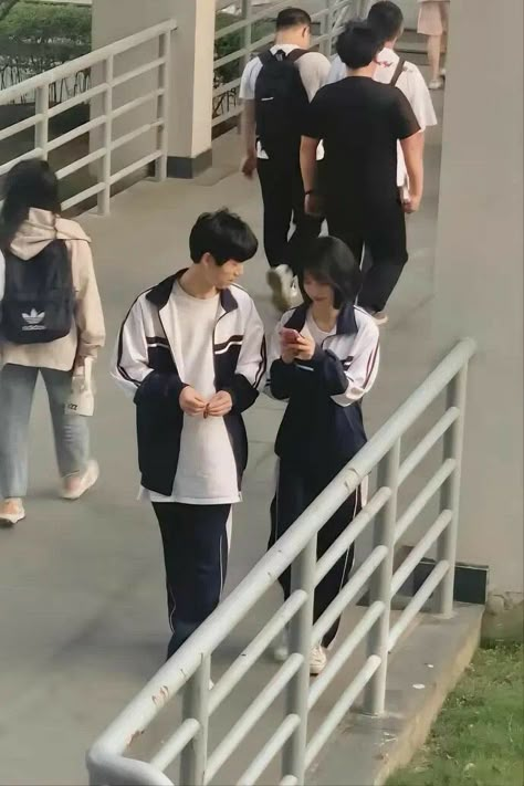 High School Couples, High School Love, Friendship Photoshoot, Korean Best Friends, Walking Down The Street, Boy Best Friend, Ulzzang Couple, Korean Couple, Cute Couple Selfies