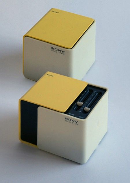 Released in 1970, when Sony had become the first Japanese company to list shares on the New York Stock Exchange. Sliding the faces on this cubic radio reveals a speaker in front and controls on top, a unique design at the time. One version of its packaging commemorates the World Expo in Osaka, held in March that year, and many expo-goers picked up the radio as a gift. Le Manoosh, Sony Radio, Retro Gadgets, Diy Cnc, Transistor Radio, Design Presentation, Speaker Design, Japan Design, Electronics Design