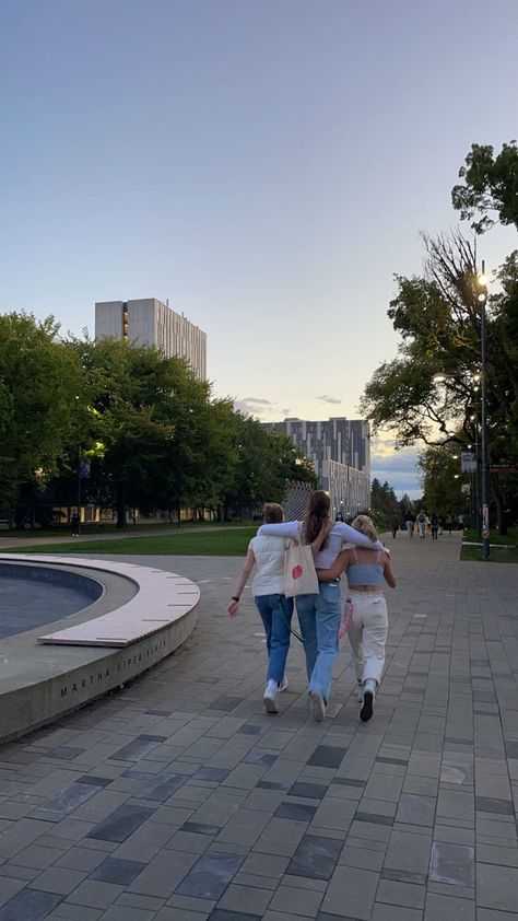 Ubc University Campus, Uoft University Aesthetic, Gw University Aesthetic, Cute College Aesthetic, College Move In Day Aesthetic, Friends University Aesthetic, University Vibes Aesthetic, Exeter University Aesthetic, Friends College Aesthetic