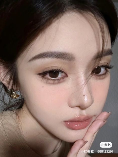 Cool Tone Douyin Makeup, Korean Makeup On White People, Id Picture Makeup, Manhwa Makeup, Salty Makeup, High Visual Weight Makeup, Wonyoungism Wallpaper, Cool Toned Makeup, Makeup Ala Korea