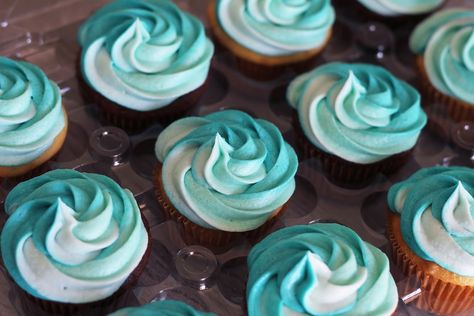 Teal And White Cupcakes, Teal Cupcakes Birthday, Aqua Cupcakes, Blue Wedding Cookies, Ombré Cupcakes, 60th Bday Cake, Ombre Cupcakes, Turquoise Cupcakes, Under The Sea Cupcakes