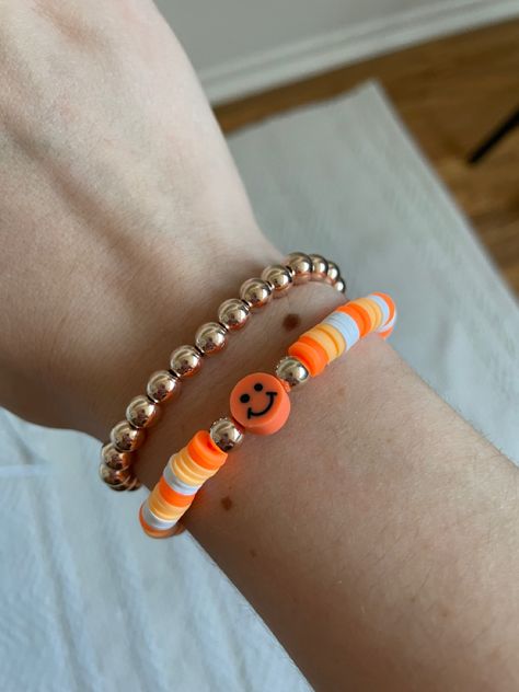 Clay Bead Bracelet Ideas Orange, Orange Clay Bead Bracelets, Halloween Clay Bead Bracelet Ideas, Orange Beaded Bracelets, Aesthetic Puppies, Clay Bracelets, Preppy Bracelets, Halloween Clay, Autumn Bracelet