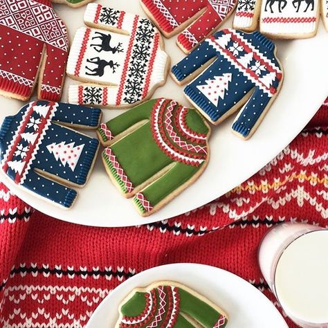 Seen around the office: These UNREAL sweater cookies from our very own @esarcher! 🙀👏❤️🎄#MarthaBakes Sweater Cookies Decorated, Christmas Sweater Cookies, Sweater Cookies, Fall Decorated Cookies, Decorated Christmas Cookies, Christmas Sugar Cookies Decorated, Christmas Donuts, Cute Christmas Cookies, Best Christmas Cookie Recipe