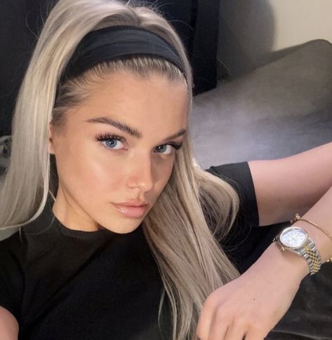 selfie, photo ideas, hair inspo, blonde hair, blonde hair inspo, simple hairstyles, 90s hairstyles, 2000s hairstyles, headband, long hair, simple makeup, clean girl makeup 2000s Hair, Hairband Hairstyle, Thick Headbands, Headband Outfit, Hair Stylies, Everyday Hairstyles, Blonde Hair Color, Headband Hairstyles, Summer Hairstyles