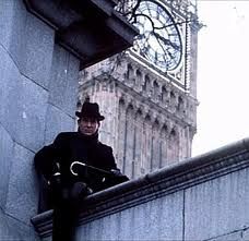 Jeremy Brett as Sherlock Holmes, with Big Ben. Jeremy Brett Sherlock Holmes, Detective Sherlock Holmes, Holmes Movie, Sherlock Holmes 3, Sherlock Series, Jeremy Brett, Dr Watson, 221b Baker Street, Promotional Image