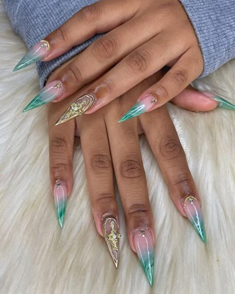 Ubuhle Creationz on Instagram: "Green marble 💚 #stilletonails #green #nailart #nailobsession #nailaddict #chrome #acrylicnails #nailsofinstagram" Marble Stiletto Nails, Green Stiletto Nails, Nail Guide, Stilleto Nails Designs, Fake Nails Long, Mermaid Core, Pointy Nails, Fancy Nails Designs, Baddie Nails