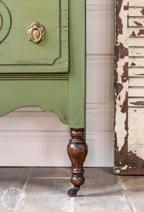 6 Gorgeous Makeovers: Inspiration Green Painted Furniture Lime Green Painted Furniture, French Green Furniture, Moss Green Painted Furniture, Chalk Paint Antique Furniture, Olive Green Furniture Paint, Painted Antique Dresser Ideas, Dixie Belle Chalk Paint Furniture Green, Moss Green Furniture, Cottage Painted Furniture