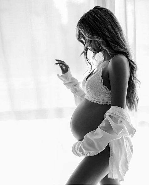 Prenatal Photoshoot Ideas At Home, Maternity Photography Boudiour, Lingerie Maternity Photoshoot, Belly Bump Pictures, Pregnancy Bump Pictures, Maternity Photoshoot Outfit Ideas, Home Maternity Photography, Diy Maternity Photos, Studio Maternity Shoot