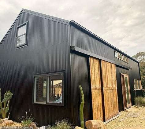 Garage Construction Ideas, Industrial Shed House, Outdoor Undercover Area, Storage Shed Homes, Garage Homes, Steel Homes, Blue Shed, Recycled House, Tin House