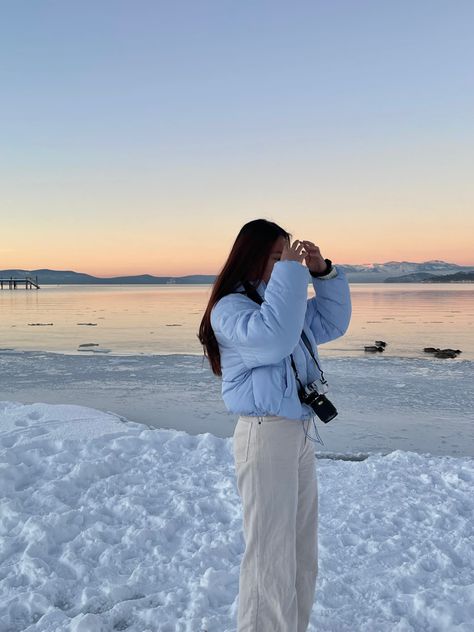 winter snow outfit photo ideas inspo Pose In Snow Photo Ideas, Cute Snow Photos, Winter Pose Ideas, Photo Poses In Snow, Poses For Winter Pictures, Pose Ideas Winter, Pics In Snow Photo Ideas, Snow Beach Photoshoot, Instagram Picture Ideas Winter At Home