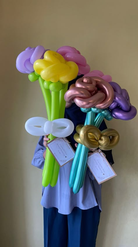 Rose Balloon Bouquet, Car Surprise, Flower Balloons Diy, Rose Balloon, Balloon Flower Decorations, Flower Balloons, Balloon Bouquet Diy, Decor Color Palette, Balloon Crafts