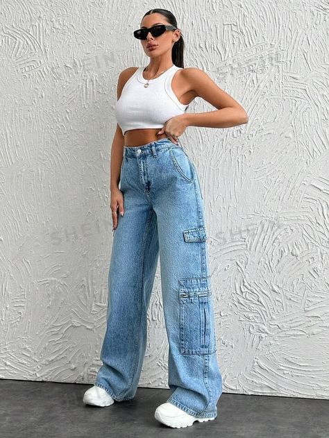 SHEIN Cottnline Jeans Cargo Lavaggio Chiaro 800 | SHEIN ITALIA Jean Cargo Outfit, Outfit Verano, Cargo Outfit, Outfit Mujer, Jeans Cargo, Cargo Jeans, Concert Outfit, Jean Outfits, Colored Jeans