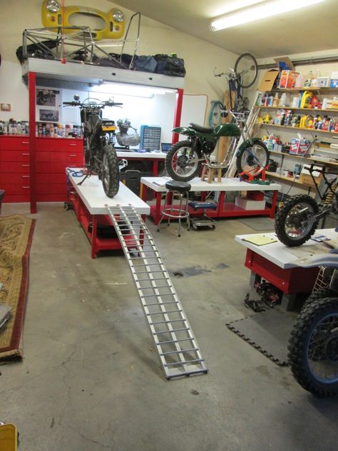 Motorcycle Workshop Ideas, Motorcycle Garage Workshop, Motorbike Shed, Mechanic Shop Decor, Bike Workshop, Garage Workshop Plans, Motorcycle Storage, Motorcycle Workshop, Garage Organisation