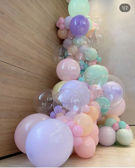 Second Birthday Bubble Theme, Two Bubbly Birthday, Pastel Beach Party Decor, Bubbly One Birthday, Iridescent Balloon Garland, Bubble Baby Shower Ideas, Bubble Balloon Arch, Bubble Balloon Garland, Bubble Birthday Theme