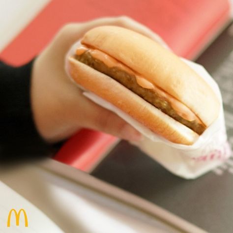 McDonald's Philippines on Instagram: “Pause muna sa work and take a break with our delicious Burger McDo! 🍔🤤 Order now via McDo Dine-In, Drive-Thru, Take Out, or Pick-Up. You…” Mcdonalds Philippines, Delicious Burgers, Drive Thru, Take A Break, Take Out, Hot Dog Buns, Hand Picked, Hot Dogs, Order Now