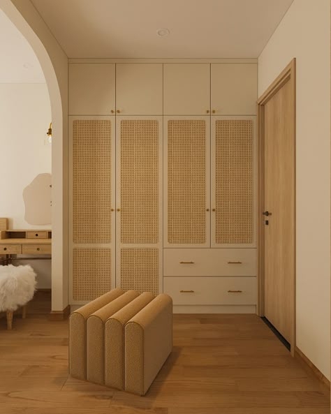 Armoire : 5 tendances à adopter pour ranger ses affaires avec style Organization Wardrobe, Aesthetic Wardrobe, Wardrobe Organization, Bedroom Built In Wardrobe, Wardrobe Aesthetic, Wardrobe Door Designs, Clothes Wardrobe, Wardrobe Interior Design, Wardrobe Design Bedroom