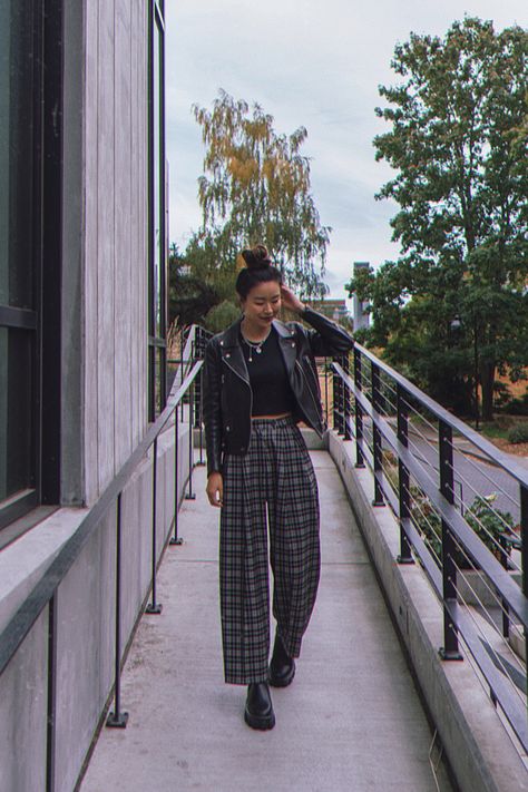 Chequered Pants Outfit, Plaid Cargo Pants Outfit, Chelsea Boots Wide Leg Pants, Fall Punk Full-length Pants, Alternative Fashion Straight Leg Pants, Wide Cropped Pants Outfit, Edgy Full-length Pants For Alternative Fashion, Alt Plaid Pants Outfit, Outfits For Nyc