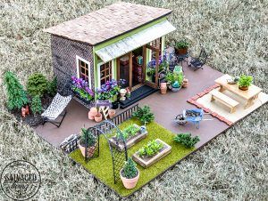 Tour a miniature vintage garden shop dollhouse for great ideas for your own dollhouse decor. See how to make a cozy home, lush garden and outdoor miniature yard! COmplete with garden gnomes, miniature potted plants and sitting areas. #dollhouse #miniatures #DIYdollhouse #vintagegarden #tinydecor Make A Cozy Bed, Miniature Cabin, Outdoor Dollhouse, Diy Mirrored Furniture, Dollhouse Landscaping, Realistic Kitchen, Diy Miniature Garden, Japanese Fairy, Miniature Greenhouse