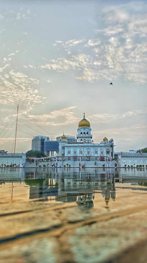 #sikh #sikhhistory #sikhgurudwara #khalsa #waheguruji #historicplaces #delhi #trending #explore Bangla Sahib Gurudwara Photography, Gurdwara Sahib Photography, Bangla Sahib Gurudwara, Gurudwara Sahib Wallpaper, Gurdwara Sahib, Bangla Sahib, Temple Wallpaper, Golden Temple Wallpaper, Guru Nanak Photo