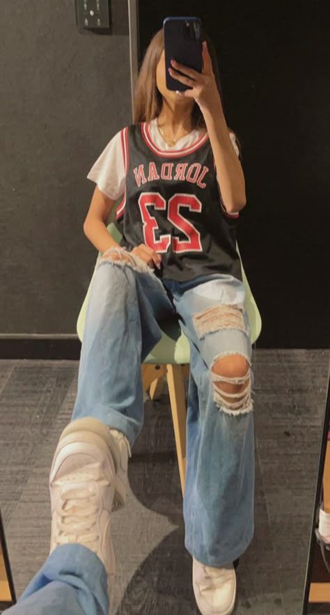 Basketball Jersey Streetwear Outfit, Cute Basketball Jersey Outfit, Outfits With Jerseys Basketball, Basketball Outfit Girl, Aesthetic Jersey Outfit, How To Style Basketball Jerseys, Jersey Girl Aesthetic, Basketball Jersey Aesthetic, Basketball Aesthetic Outfit