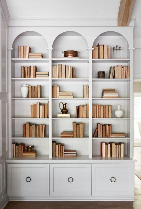 Interior Entrance, Lots Of Books, Interior Boho, Smart Tiles, Interior Design Per La Casa, Magnolia Market, Design Blogs, Decorating Shelves, Built In Bookcase