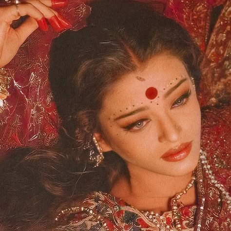 Desi 90s Aesthetic, Desi Aesthetic Icons, Sanjay Leela Bhansali Aesthetic, Aishwarya Rai Aesthetic, Rekha Aesthetic, Bengali Makeup, 90s Model Aesthetic, Pretty Zinta, Vintage Bollywood Aesthetic