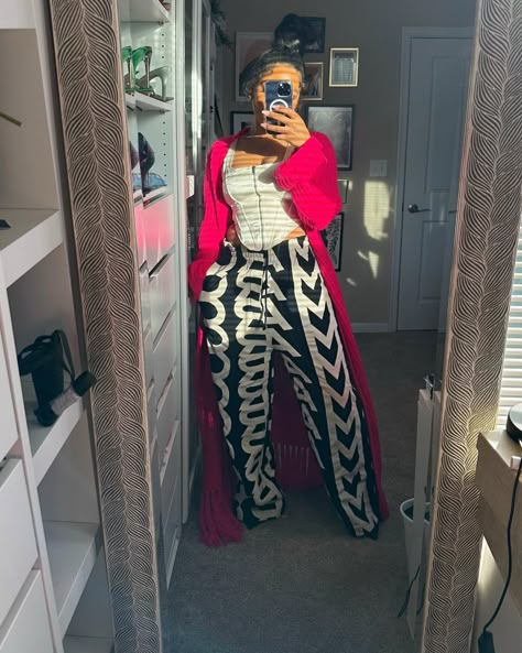 Hanifa Cardigan Outfit, Pink Cardigan Outfit Black Woman, Oversized Cardigan Outfit Black Women, Long Pink Cardigan Outfit, Long Cardigan Outfit Black Women, Cardigan Outfits Black Women, Fall Chill Outfits, Oversized Pants Outfit, Corset Outfit Street Style