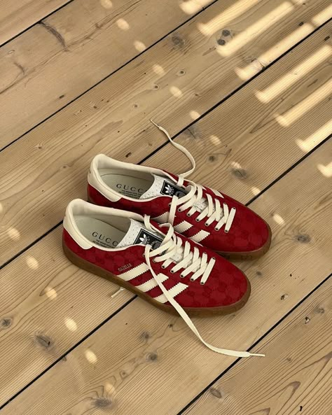 Dark Red Cherry, Samba Adidas Outfit, Aesthetic Sneakers, Gucci Adidas, Sneakers Trendy, Christmas Shoes, Burgundy Shoes, Shoe Wishlist, Adidas Girl