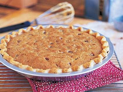 Chocolate Chip Walnut Pie Walnut Pie Recipe, Pie Crust Dessert, Pie Eating Contest, Walnut Pie, Chocolate Chip Pie, Easy Pie Recipes, Walnut Cookies, Chocolate Chip Ice Cream, Best Sweets