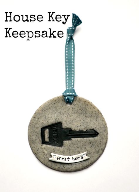 Polymer Clay Tutorial - House Key Keepsake from One Artsy Mama First Home Key, Key Ornament, Sweet House, First Apartment Decorating, Christmas Clay, House Keys, Holiday Crafts Christmas, Christmas Goodies, Polymer Clay Tutorial