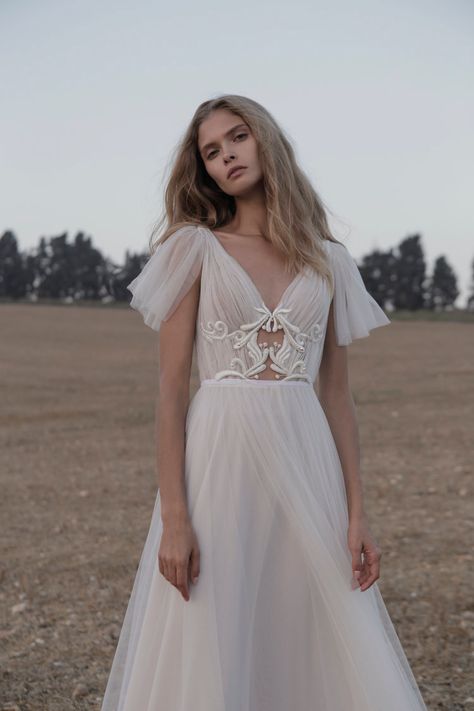 SHANE WEDDING DRESS — Alon Livné White Prewedding Dress, Alon Livne, Short Bride, Trendy Wedding Dresses, White Short Dress, A Wedding Dress, Beauty Dress, Fall Wedding Dresses, White Bridal