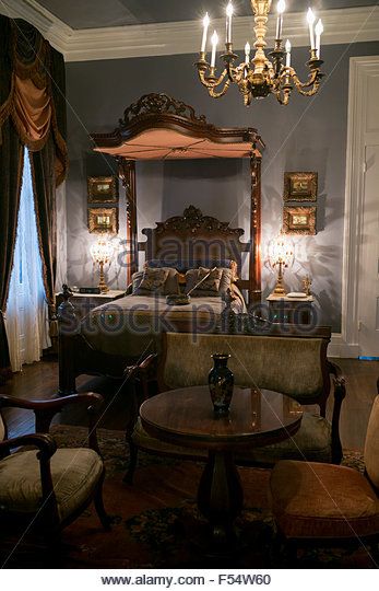 Bedroom With Chandelier, Rustic Bedroom Design, Old House Interior, Louisiana Usa, Antebellum Homes, Victorian Bedroom, Urban Interiors, Chandelier Bedroom, Rustic Bedroom