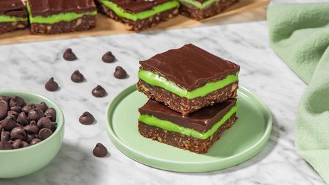 Create the classic taste of Canada yourself with our Chocolate Mint Nanaimo Bars recipe with Hershey's Chipits! Take a look at the step by step guide here! Mint Nanaimo Bar Recipe, Nanaimo Bars Recipe, Nanaimo Bar, Nanaimo Bar Recipe, Chips Recipes, Canadian Dessert, Chocolate Chip Cheesecake Bars, Xmas Pudding, Dessert Squares