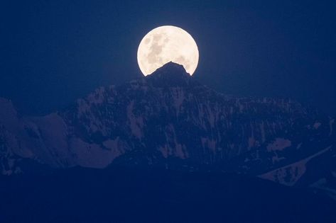 Full Moon December 2023: When is the next full moon of 2023 and what is it called? | Marca December Full Moon, Next Full Moon, Cold Moon, Celestial Event, Native American Traditions, The Longest Night, Winter Sky, December 26, December 2023