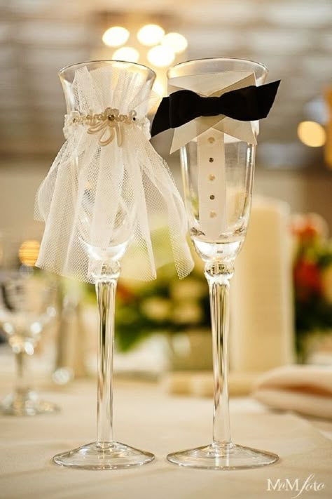 Cómo decorar copas y vasos para eventos, para fiestas o ¡porque sí! Bride With Glasses, Toasting Flutes, Wedding Glasses, Wedding Wishes, Here Comes The Bride, Engagement Party, Future Wedding, Color Palettes, Bride Groom