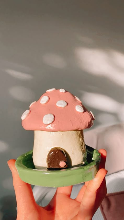 Pinch Pot Ideas Mushroom, Tanah Liat Aesthetic, Patung Aesthetic, Patung Clay, Clay Art Projects Ideas, Mushroom Clay, Cincin Diy, Mushroom Crafts, Clay Cup