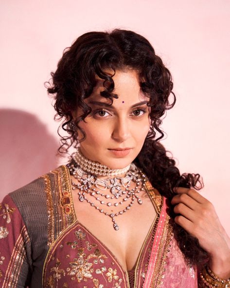 Kangana Ranaut, Woman Face, Bollywood Actress, Saree, Actresses, Hair Styles, Hair