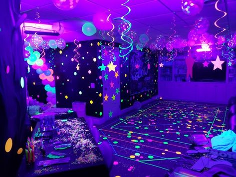 18th Birthday Party Glow In The Dark, Birthday Glow In The Dark Party, Glow In The Dark Dance Theme, 16 Glow In The Dark Party, Ideas For Neon Party, Glow In The Dark Themed Birthday Party, Galaxy Glow In The Dark Party, Glow In The Dark Decorations Parties, Glow Party New Years Eve