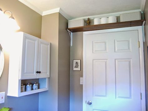 13 sneaky storage spots you’ve probably overlooked Storage Tricks, Small Bathroom Storage Solutions, House Makeovers, Bathroom Hacks, Extra Shelf, Bathroom Storage Solutions, Door Bathroom, Storage Tips, Nautical Bathrooms