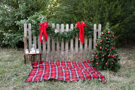 I like the little table with the cookies and milk :) Xmas Photos, Family Christmas Pictures, Christmas Portraits, Christmas Shoot, Christmas Mini Sessions, Holiday Photography, Decoration Photo, Christmas Family Photos, Christmas Backdrops