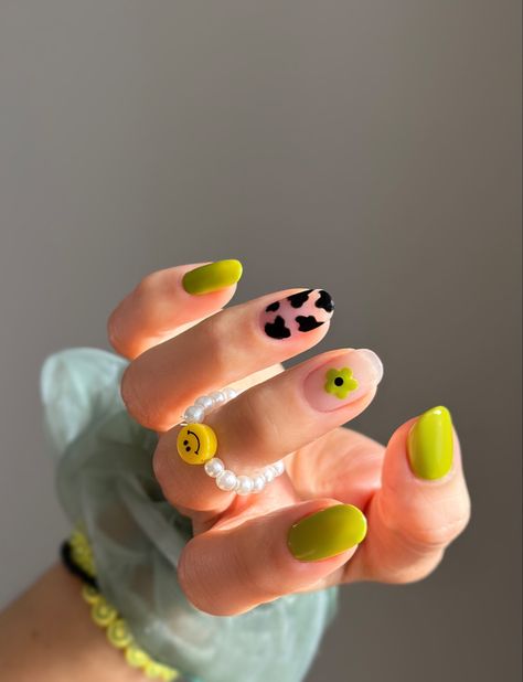 Green and black nail art. Oval nails Black Easy Nail Designs, Bobby Pin Nail Art Simple, Short Matte Nails Design Ideas, Nails Dots Designs, Dopamine Nails, Duo Nails, Green Flower Nails, Spring Time Nails, Minimal Nails Art