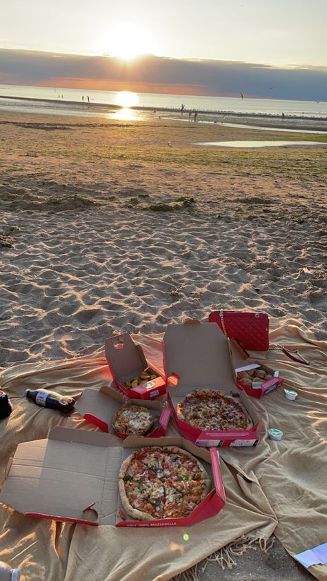 Pizza on the beach at sunset #aestheticbeach #aestheticpizza #aestheticsunset Beach Dinner Aesthetic, Pizza On The Beach, Trio Poses, Sunset Party, Day Date Ideas, Beach Dinner, Dinner Restaurants, Beach At Sunset, Beach Date