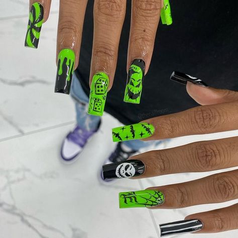 Sandra & Aileen 🖤 on Instagram: "oogie boogie 💚 nails by sandra . . . #nailsofinstagram #nails #nailsoftheday #nailsonfleek #acrylicnails #gelnails #fontananails #nailart #naildesigns #ienails #halloweennails #oogieboogie #oggieboogienails #spookynails" Boogie Nails, Oogie Boogie Nails, Man Nails, Halloween Nails Ideas, Nail Designs Bling, Black Halloween Nails, Boogie Man, Halloween Nails Diy, Holloween Nails