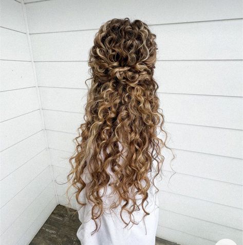 Long Curly Wedding Hair, Curly Bride, Curly Bridal Hair, Bridesmaid Hair Inspo, Cute Wedding Hairstyles, Really Curly Hair, Half Updo Hairstyles, Half Up Wedding Hair, Wedding Hair Half