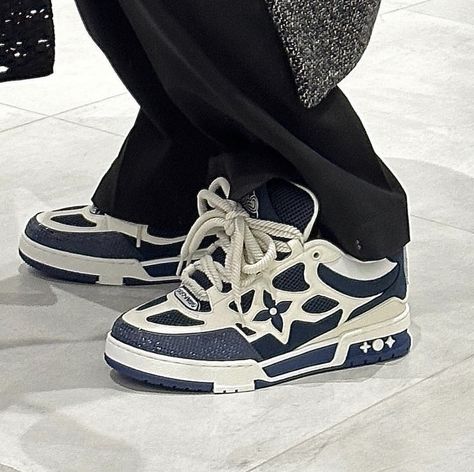 Zapatillas Louis Vuitton, Sneakers Louis Vuitton, Mens Fall Outfits, Louis Vuitton Sneakers, Lv Shoes, Fall Outfits Men, Mens Outfit Inspiration, Fancy Shoes, Hype Shoes