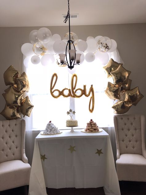 White and gold baby shower Gold Baby Shower Ideas, Office Baby Showers, Gold Baby Shower Decorations, Baby Shower Party Planning, Baby Shower Themes Neutral, White Baby Showers, Twinkle Twinkle Baby Shower, Baby Room Themes, Baby Reveal Party