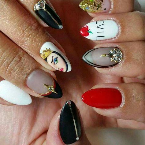 Snow White Evil Queen nail art Queen Nail Art, Snow White Nails, Disney Themed Nails, Disney Nail Designs, Disney Inspired Nails, Queen Nails, Nail Art Gel, Nail Art Disney, White Nail Art