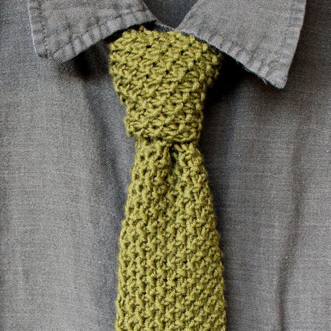 How to Knit a Necktie - Free Knitting Pattern + Video Tutorial by Studio Knit Weave In Ends Knitting, Necktie Pattern, Knitted Heart Pattern, Tie Pattern, Knit Tie, Quick Knits, Seed Stitch, How To Purl Knit, Scarf Knitting Patterns