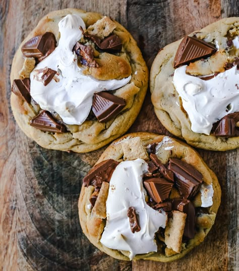 Chocolate Chip S'mores Cookies Warm milk chocolate chip cookies with creamy marshmallow fluff and graham cracker. The most perfect s'mores and chocolate chip cookie in one! www.modernhoney.com #cookies #smores #smorescookies #chocolatechipcookies Milanesa Recipe, Baked Caprese, Smores Cookies Recipes, Smores Cookie, Modern Honey, Caramel Flan, Milk Chocolate Chip Cookies, Make Chocolate Chip Cookies, Levain Bakery